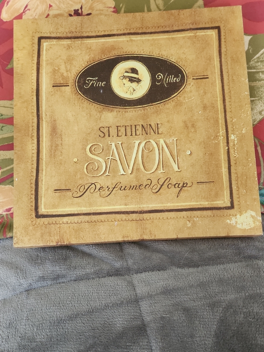 Picture - weatherd look St. Etienne Savon Perfumed Soap  Vintage Beige